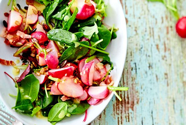 "Macht fix fit: Spinatsalat mit Bacon-Radieschen" "Macht fix fit: Spinatsalat mit Bacon-Radieschen"